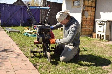 Ev işleri ve küçük çaplı kırsal çiftçilikle uğraşan genç bir adam bahçesine özen ve özveriyle bakıyor. Günlük rutini, sürdürülebilir ve kendine yeten bir yaşam tarzını yansıtıyor.