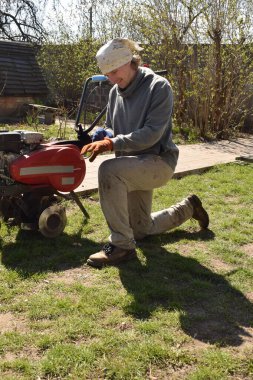 Ev işleri ve küçük çaplı kırsal çiftçilikle uğraşan genç bir adam bahçesine özen ve özveriyle bakıyor. Günlük rutini, sürdürülebilir ve kendine yeten bir yaşam tarzını yansıtıyor.