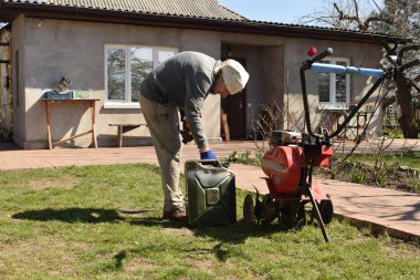 Ev işleri ve küçük çaplı kırsal çiftçilikle uğraşan genç bir adam bahçesine özen ve özveriyle bakıyor. Günlük rutini, sürdürülebilir ve kendine yeten bir yaşam tarzını yansıtıyor.