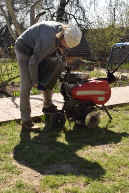 Ev işleri ve küçük çaplı kırsal çiftçilikle uğraşan genç bir adam bahçesine özen ve özveriyle bakıyor. Günlük rutini, sürdürülebilir ve kendine yeten bir yaşam tarzını yansıtıyor.