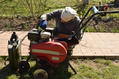 Ev işleri ve küçük çaplı kırsal çiftçilikle uğraşan genç bir adam bahçesine özen ve özveriyle bakıyor. Günlük rutini, sürdürülebilir ve kendine yeten bir yaşam tarzını yansıtıyor.