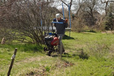 Ev işleri ve küçük çaplı kırsal çiftçilikle uğraşan genç bir adam bahçesine özen ve özveriyle bakıyor. Günlük rutini, sürdürülebilir ve kendine yeten bir yaşam tarzını yansıtıyor.