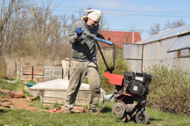 Ev işleri ve küçük çaplı kırsal çiftçilikle uğraşan genç bir adam bahçesine özen ve özveriyle bakıyor. Günlük rutini, sürdürülebilir ve kendine yeten bir yaşam tarzını yansıtıyor.