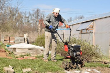 Ev işleri ve küçük çaplı kırsal çiftçilikle uğraşan genç bir adam bahçesine özen ve özveriyle bakıyor. Günlük rutini, sürdürülebilir ve kendine yeten bir yaşam tarzını yansıtıyor.