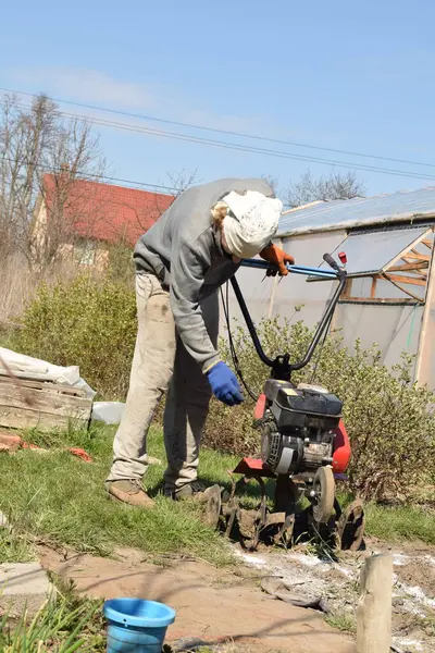 Ev işleri ve küçük çaplı kırsal çiftçilikle uğraşan genç bir adam bahçesine özen ve özveriyle bakıyor. Günlük rutini, sürdürülebilir ve kendine yeten bir yaşam tarzını yansıtıyor.