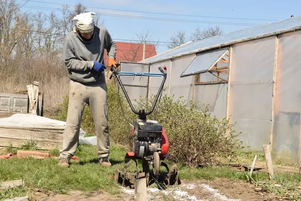 Ev işleri ve küçük çaplı kırsal çiftçilikle uğraşan genç bir adam bahçesine özen ve özveriyle bakıyor. Günlük rutini, sürdürülebilir ve kendine yeten bir yaşam tarzını yansıtıyor.