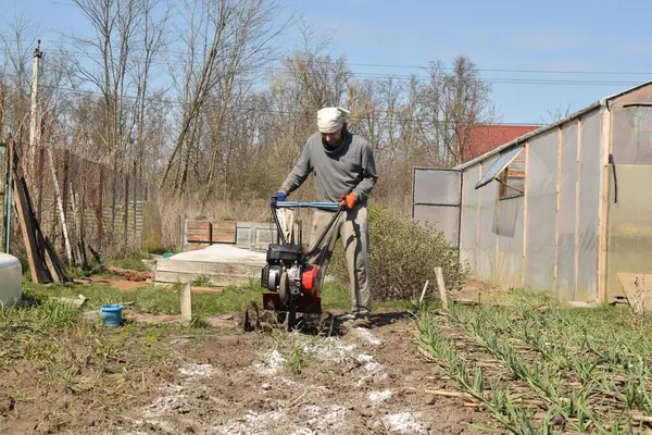 Ev işleri ve küçük çaplı kırsal çiftçilikle uğraşan genç bir adam bahçesine özen ve özveriyle bakıyor. Günlük rutini, sürdürülebilir ve kendine yeten bir yaşam tarzını yansıtıyor.