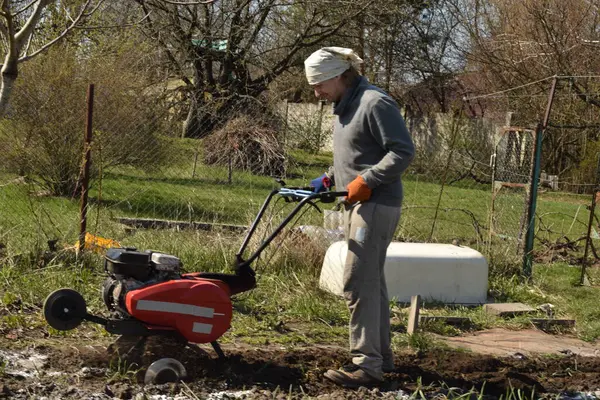 Ev işleri ve küçük çaplı kırsal çiftçilikle uğraşan genç bir adam bahçesine özen ve özveriyle bakıyor. Günlük rutini, sürdürülebilir ve kendine yeten bir yaşam tarzını yansıtıyor.