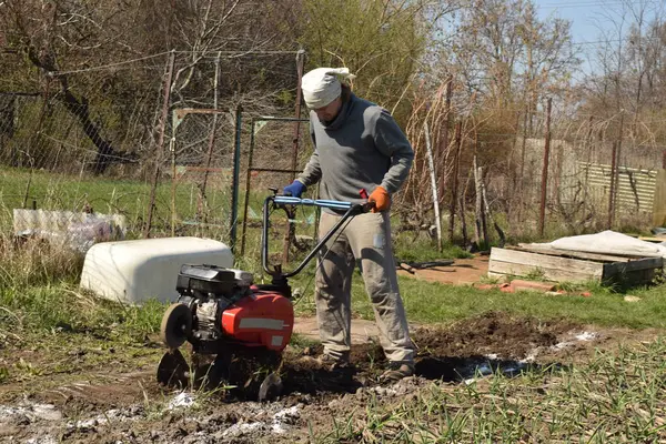 Ev işleri ve küçük çaplı kırsal çiftçilikle uğraşan genç bir adam bahçesine özen ve özveriyle bakıyor. Günlük rutini, sürdürülebilir ve kendine yeten bir yaşam tarzını yansıtıyor.