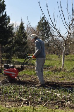 Ev işleri ve küçük çaplı kırsal çiftçilikle uğraşan genç bir adam bahçesine özen ve özveriyle bakıyor. Günlük rutini, sürdürülebilir ve kendine yeten bir yaşam tarzını yansıtıyor.