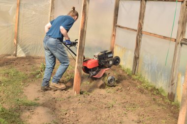 Ev işleri ve küçük çaplı kırsal çiftçilikle uğraşan genç bir adam bahçesine özen ve özveriyle bakıyor. Günlük rutini, sürdürülebilir ve kendine yeten bir yaşam tarzını yansıtıyor.