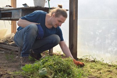 Ev işleri ve küçük çaplı kırsal çiftçilikle uğraşan genç bir adam bahçesine özen ve özveriyle bakıyor. Günlük rutini, sürdürülebilir ve kendine yeten bir yaşam tarzını yansıtıyor.