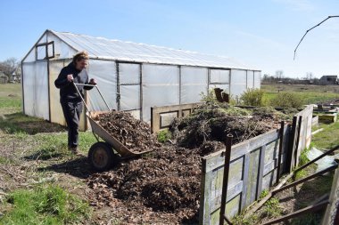 Ev işleri ve küçük çaplı kırsal çiftçilikle uğraşan genç bir adam bahçesine özen ve özveriyle bakıyor. Günlük rutini, sürdürülebilir ve kendine yeten bir yaşam tarzını yansıtıyor.