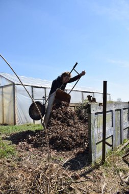 Ev işleri ve küçük çaplı kırsal çiftçilikle uğraşan genç bir adam bahçesine özen ve özveriyle bakıyor. Günlük rutini, sürdürülebilir ve kendine yeten bir yaşam tarzını yansıtıyor.