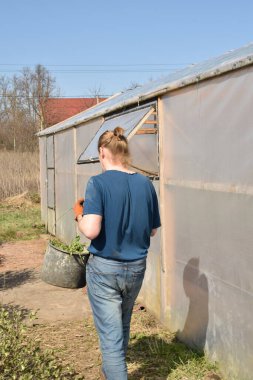 Ev işleri ve küçük çaplı kırsal çiftçilikle uğraşan genç bir adam bahçesine özen ve özveriyle bakıyor. Günlük rutini, sürdürülebilir ve kendine yeten bir yaşam tarzını yansıtıyor.