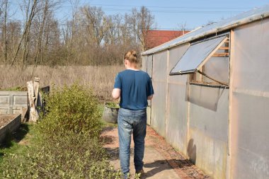 Ev işleri ve küçük çaplı kırsal çiftçilikle uğraşan genç bir adam bahçesine özen ve özveriyle bakıyor. Günlük rutini, sürdürülebilir ve kendine yeten bir yaşam tarzını yansıtıyor.