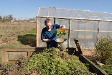 Ev işleri ve küçük çaplı kırsal çiftçilikle uğraşan genç bir adam bahçesine özen ve özveriyle bakıyor. Günlük rutini, sürdürülebilir ve kendine yeten bir yaşam tarzını yansıtıyor.