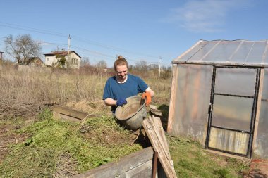 Ev işleri ve küçük çaplı kırsal çiftçilikle uğraşan genç bir adam bahçesine özen ve özveriyle bakıyor. Günlük rutini, sürdürülebilir ve kendine yeten bir yaşam tarzını yansıtıyor.