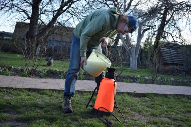 Ev işleri ve küçük çaplı kırsal çiftçilikle uğraşan genç bir adam bahçesine özen ve özveriyle bakıyor. Günlük rutini, sürdürülebilir ve kendine yeten bir yaşam tarzını yansıtıyor.