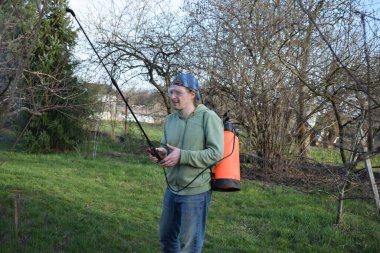 Ev işleri ve küçük çaplı kırsal çiftçilikle uğraşan genç bir adam bahçesine özen ve özveriyle bakıyor. Günlük rutini, sürdürülebilir ve kendine yeten bir yaşam tarzını yansıtıyor.