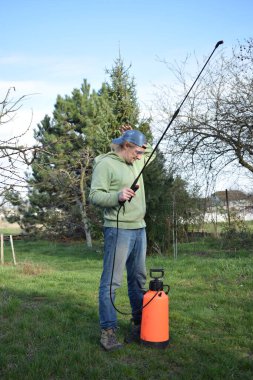 Ev işleri ve küçük çaplı kırsal çiftçilikle uğraşan genç bir adam bahçesine özen ve özveriyle bakıyor. Günlük rutini, sürdürülebilir ve kendine yeten bir yaşam tarzını yansıtıyor.