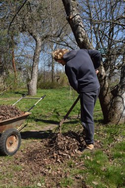 Ev işleri ve küçük çaplı kırsal çiftçilikle uğraşan genç bir adam bahçesine özen ve özveriyle bakıyor. Günlük rutini, sürdürülebilir ve kendine yeten bir yaşam tarzını yansıtıyor.
