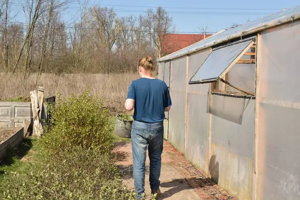 Ev işleri ve küçük çaplı kırsal çiftçilikle uğraşan genç bir adam bahçesine özen ve özveriyle bakıyor. Günlük rutini, sürdürülebilir ve kendine yeten bir yaşam tarzını yansıtıyor.