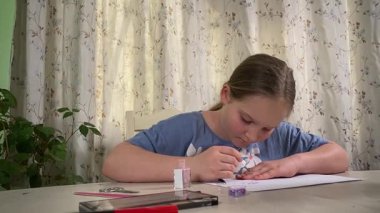 Genç kız makyaj yapmayı evde öğreniyor, kozmetik ürünlerini merakla ve özenle kullanıyor. Genç yaşta güzelliği ve kendine bakımı keşfetti, rahat ve tanıdık bir ortamda pratik yapıyor.. 