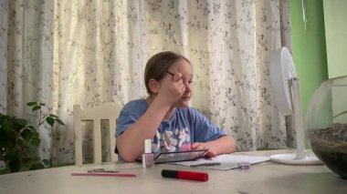 Genç kız makyaj yapmayı evde öğreniyor, kozmetik ürünlerini merakla ve özenle kullanıyor. Genç yaşta güzelliği ve kendine bakımı keşfetti, rahat ve tanıdık bir ortamda pratik yapıyor.. 