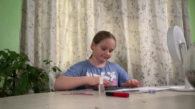 Genç kız makyaj yapmayı evde öğreniyor, kozmetik ürünlerini merakla ve özenle kullanıyor. Genç yaşta güzelliği ve kendine bakımı keşfetti, rahat ve tanıdık bir ortamda pratik yapıyor.. 