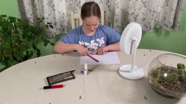 Genç kız makyaj yapmayı evde öğreniyor, kozmetik ürünlerini merakla ve özenle kullanıyor. Genç yaşta güzelliği ve kendine bakımı keşfetti, rahat ve tanıdık bir ortamda pratik yapıyor.. 