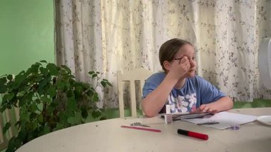 Genç kız makyaj yapmayı evde öğreniyor, kozmetik ürünlerini merakla ve özenle kullanıyor. Genç yaşta güzelliği ve kendine bakımı keşfetti, rahat ve tanıdık bir ortamda pratik yapıyor.. 