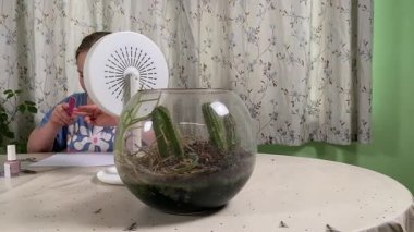 Genç kız makyaj yapmayı evde öğreniyor, kozmetik ürünlerini merakla ve özenle kullanıyor. Genç yaşta güzelliği ve kendine bakımı keşfetti, rahat ve tanıdık bir ortamda pratik yapıyor.. 