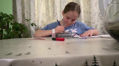 Genç kız makyaj yapmayı evde öğreniyor, kozmetik ürünlerini merakla ve özenle kullanıyor. Genç yaşta güzelliği ve kendine bakımı keşfetti, rahat ve tanıdık bir ortamda pratik yapıyor.. 