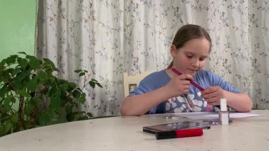 Genç kız makyaj yapmayı evde öğreniyor, kozmetik ürünlerini merakla ve özenle kullanıyor. Genç yaşta güzelliği ve kendine bakımı keşfetti, rahat ve tanıdık bir ortamda pratik yapıyor.. 