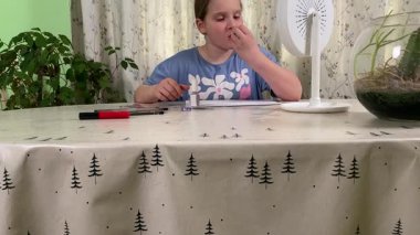 Genç kız makyaj yapmayı evde öğreniyor, kozmetik ürünlerini merakla ve özenle kullanıyor. Genç yaşta güzelliği ve kendine bakımı keşfetti, rahat ve tanıdık bir ortamda pratik yapıyor.. 