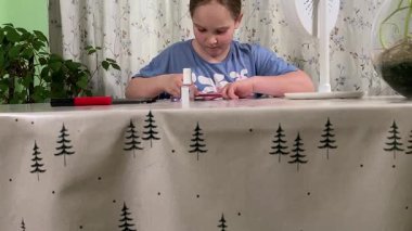 Genç kız makyaj yapmayı evde öğreniyor, kozmetik ürünlerini merakla ve özenle kullanıyor. Genç yaşta güzelliği ve kendine bakımı keşfetti, rahat ve tanıdık bir ortamda pratik yapıyor.. 