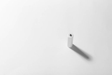 Beyaz arka planda AA büyüklüğünde alkalin pil. Aküleyici. Metin için boşluk.