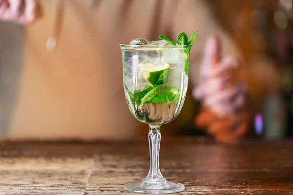 Esperto Barman Prepara Cocktail Rinfrescanti Night Club Bevanda Alcolica — Foto Stock