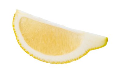 Limon dilimi beyaz arka planda izole edilmiş. Yaratıcı gıda konsepti. Tropik organik meyve, narenciye, C vitamini, limon dilimleri. Dosya kırpma yolu içeriyor.