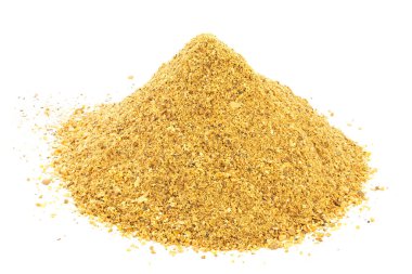 Beyaz arka planda baharat tepesi. Yemek pişirmek için baharat.
