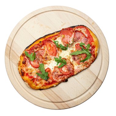 Tahta tabakta servis edilen lezzetli pizza beyaz arka planda izole edilmiş. Pizzacı menüsü. Restoranlar ve pizzacılar için konsept poster. Dosya kırpma yolu içeriyor.