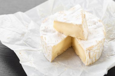 Brie peyniri. Camember peynirine yaklaş. Yumuşak peynirin akışkan krem dokusu ortaya çıkar. Puf böreği doldurma malzemesi