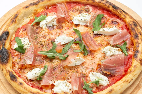 Pyszna Włoska Pizza Szynką Serem Rukolą Pomidorami Obraz Wysokiej Rozdzielczości — Zdjęcie stockowe