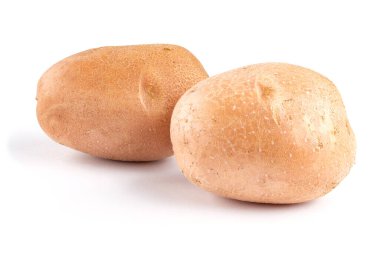 Beyaz arka planda soyutlanmış çiğ patates. Tam alan derinliği.