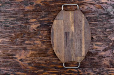 Ahşap mutfak masasının tahta kesme tahtası. Yemek tarifi konsepti ahşap arkaplan dokusunda fotokopi alanı ile. Üst görünüm.