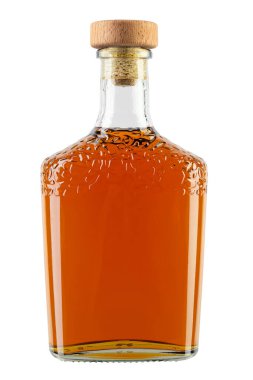 Dolu viski, konyak, beyaz arka planda izole edilmiş brendi şişesi. Dosya kırpma yolu içeriyor.