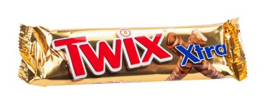 Ukrayna, Kyiv - 14 Aralık 2022: Beyaz arka planda izole edilmiş Twix kurabiyeleri. Twix çubukları Mars Anonim Şirketi tarafından üretilir. Twix adı 1991 'den beri kullanılmaktadır. Dosya kırpma yolu içeriyor.
