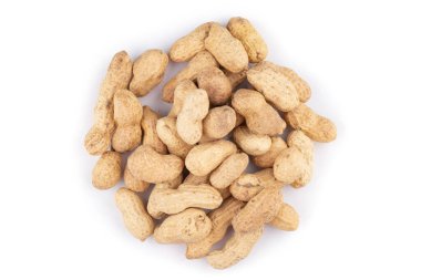 Kabuklu fıstık yığını beyaz arka planda izole edilmiş. Fıstık yemek konsepti..