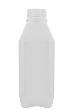 Kapaklı beyaz plastik şişe. Beyaz arka planda izole edilmiş bir şişe temizlik maddesi. Dosya kırpma yolu içeriyor. Tam alan derinliği.